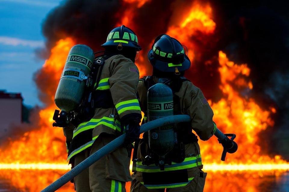 Drama unui pompier chemat să stingă focul izbucnit chiar în locuința sa: "Am știut imediat ce casă era doar uitându-mă pe stradă"
