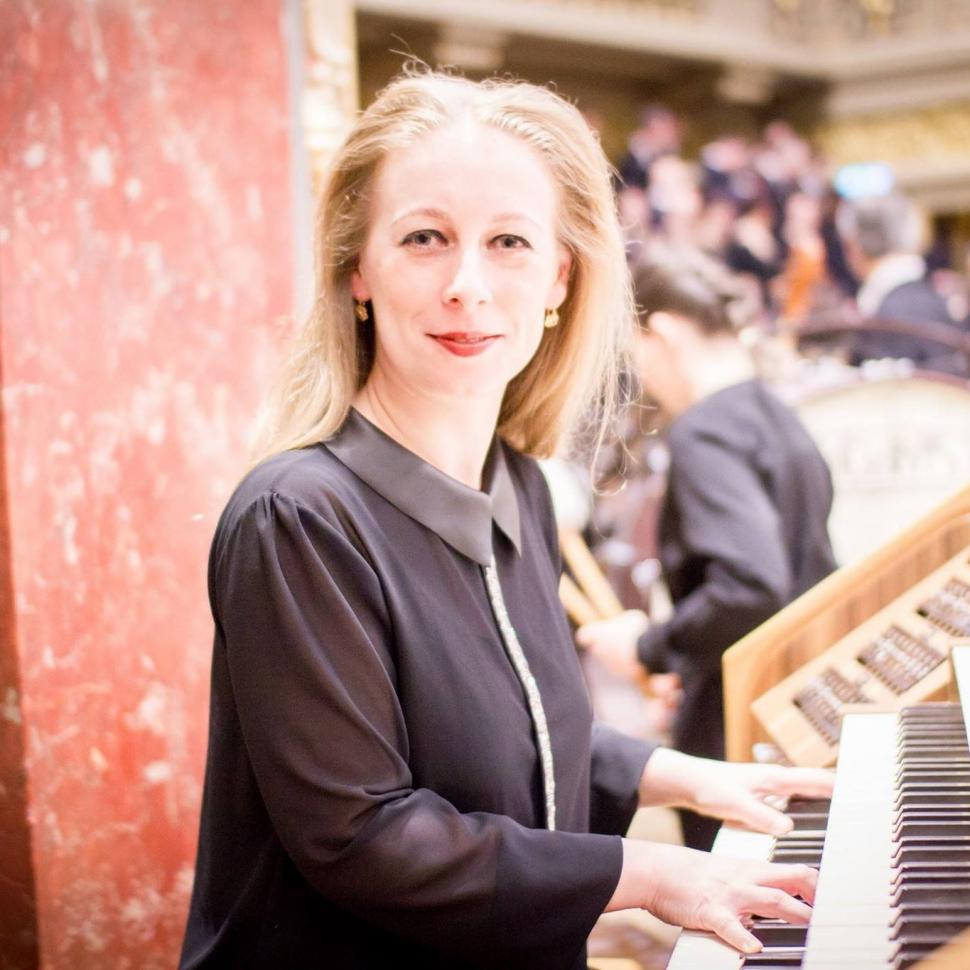 Simona Săndulescu, o cunoscută artistă din Bucureşti, a fost găsită moartă după ce a lăsat un mesaj de adio pe Facebook 783576