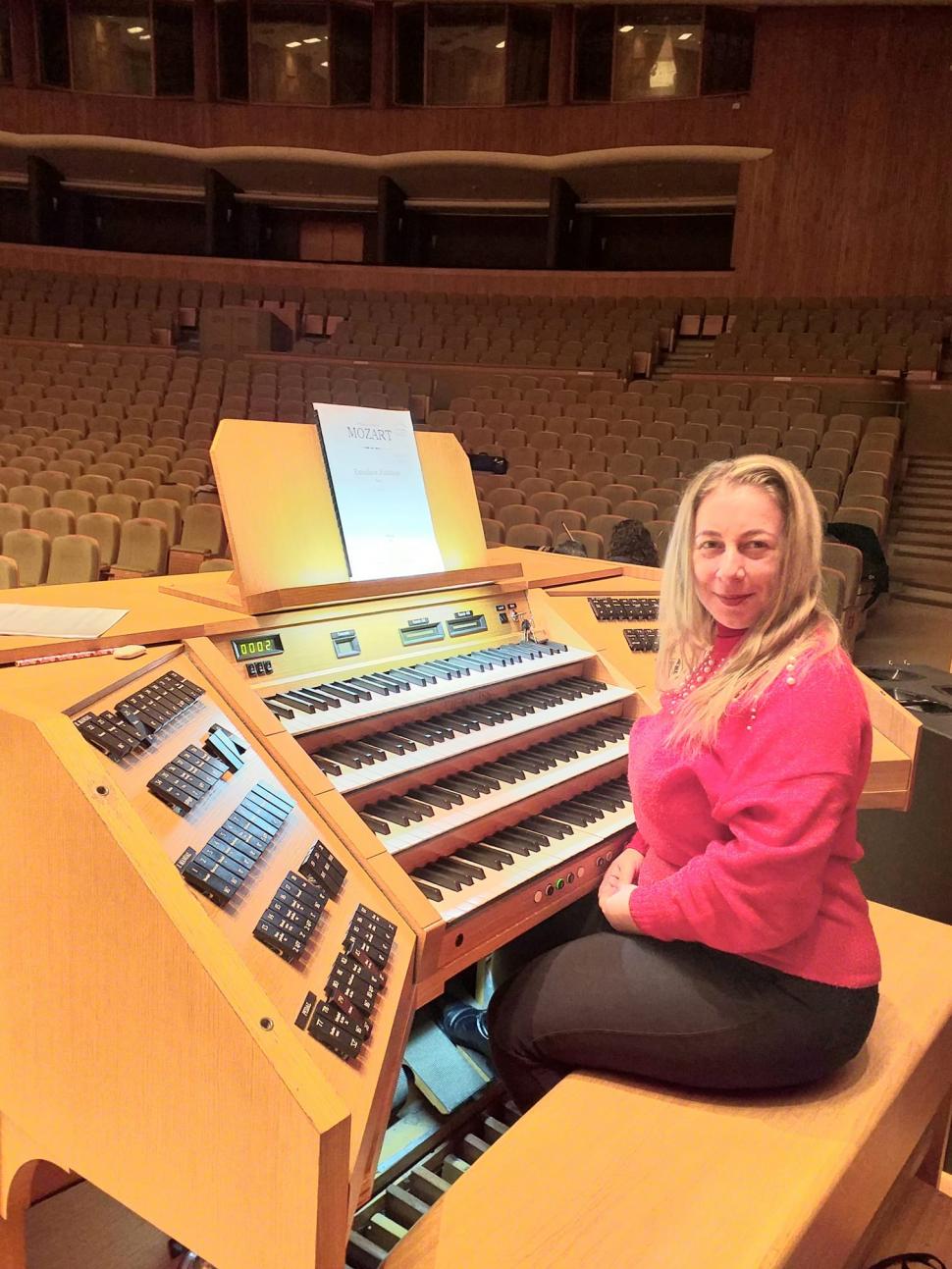 Simona Săndulescu, o cunoscută artistă din Bucureşti, a fost găsită moartă după ce a lăsat un mesaj de adio pe Facebook 783579