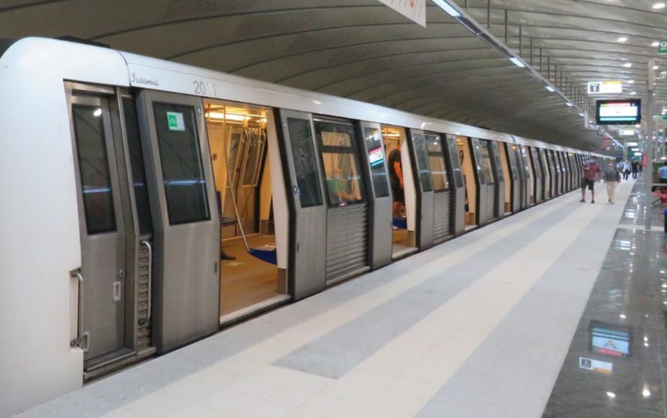 Alertă în stația de metrou Piața Unirii 1. Un călător a căzut pe șine şi a murit