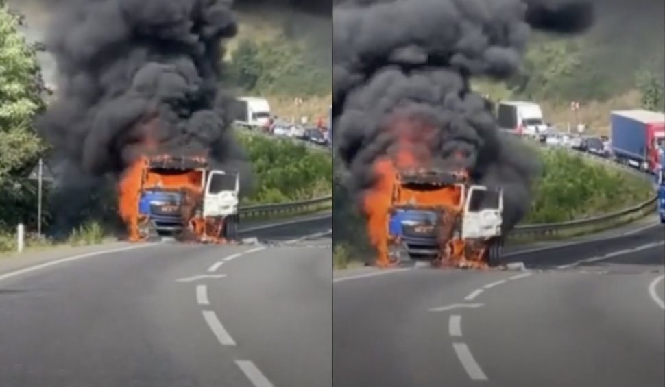 Momentul în care un camion este cuprins de flăcări, în mers, pe un drum din Cluj. Caroseria s-a făcut scrum
