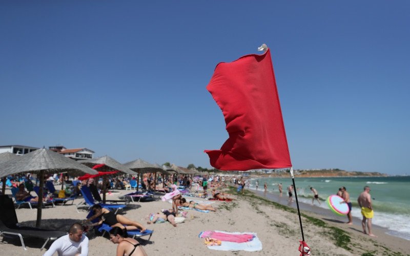 Steag roşu la malul mării: Trei persoane, inclusiv un salvamar, s-au înecat azi la Eforie Nord şi Saturn 