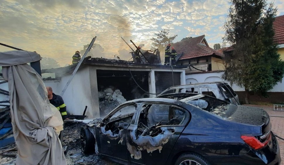 Incendiu puternic la o casă din Craiova | Două maşini s-au făcut scrum