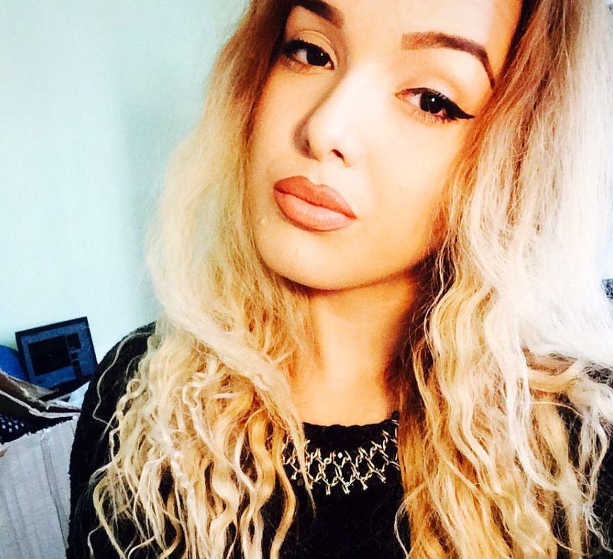 Cine e românca din Iaşi care la doar 12 ani a cântat alături de regretata Olivia Newton-John 783911