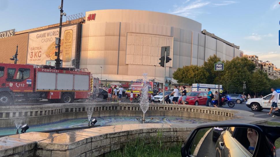 Două mașini au intrat pe trotuar, în Piața Unirii din București, după ce s-au ciocnit frontal 784078