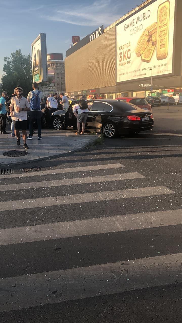 Două mașini au intrat pe trotuar, în Piața Unirii din București, după ce s-au ciocnit frontal 784079