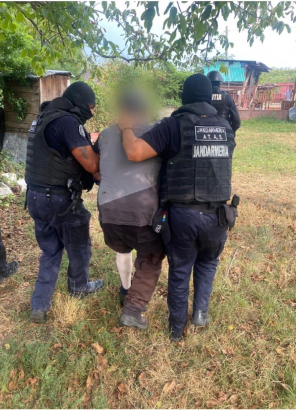 Masacru într-o casă din Bascov. Bărbat reţinut după ce a omorât cinci oameni, printre care şi un copil | Medic legist: "Criminalul din Argeş a folosit pietre şi obiecte tăioase"  784116