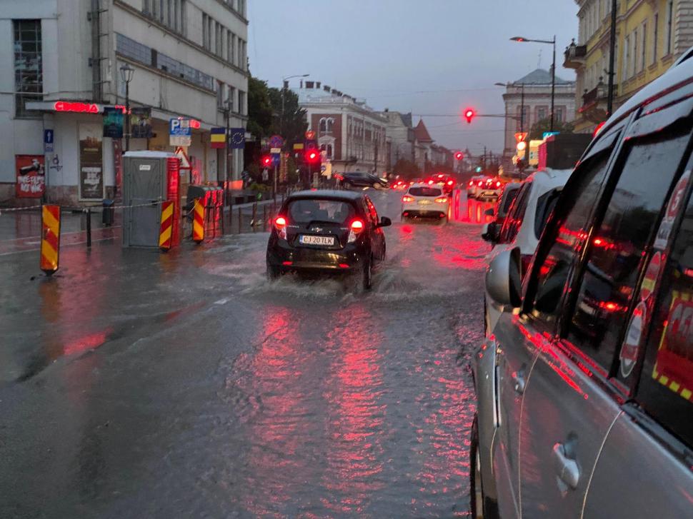 Rupere de nori în Cluj! Centrul oraşului a fost inundat: "În orașul nostru de cinci stele, apa-i până la genunchi pe o arteră principală!" 784110