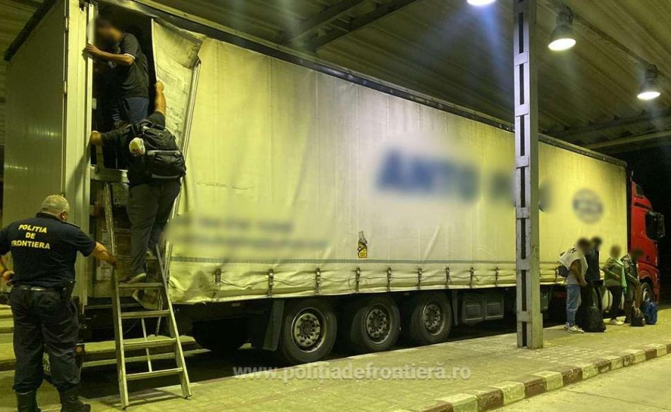50 de străini, ascunși într-un TIR cu electrocasnice, au fost găsiţi la Vama Petea 784025