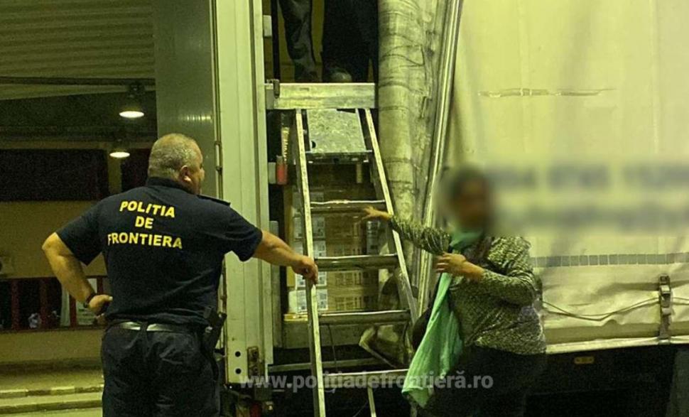 50 de străini, ascunși într-un TIR cu electrocasnice, au fost găsiţi la Vama Petea 784026