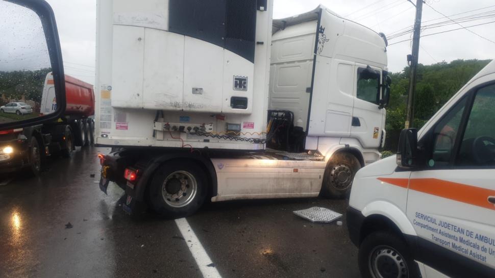 Un copil a murit după ce maşina în care se afla a fost spulberată de un TIR, în Iaşi 784136