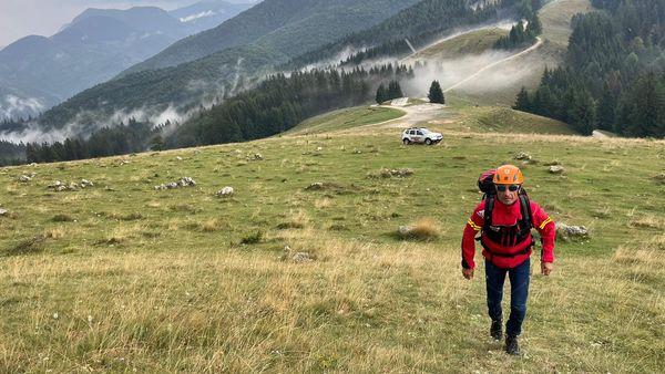 Doi copii, la un pas de şoc hipotermic, după ce au fost duşi de părinţii lor pe munte, în papuci, pe vijelie 784221
