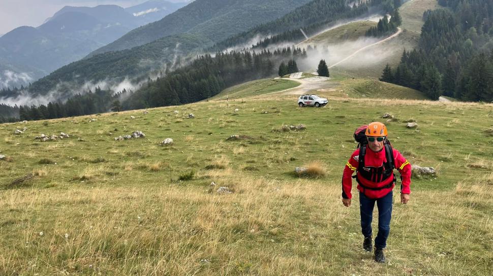 Doi copii, la un pas de şoc hipotermic, după ce au fost duşi de părinţii lor pe munte, în papuci, pe vijelie 784222