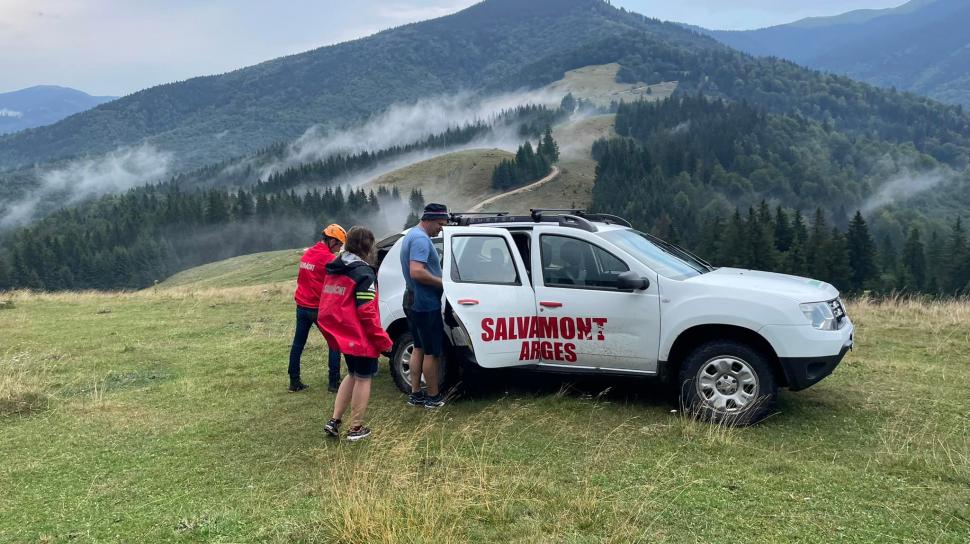 Doi copii, la un pas de şoc hipotermic, după ce au fost duşi de părinţii lor pe munte, în papuci, pe vijelie 784224