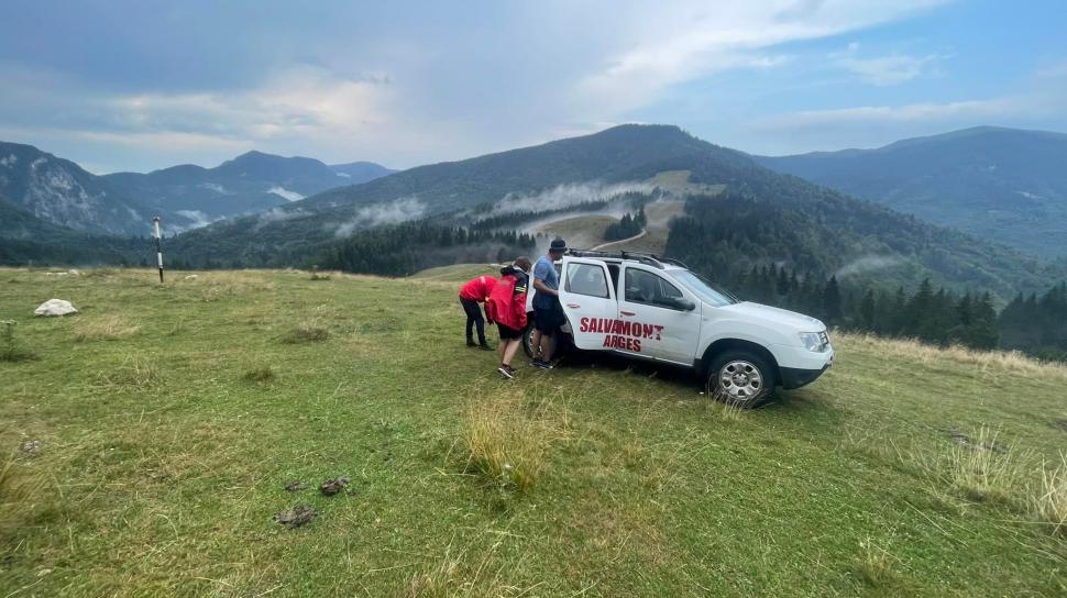 Doi copii, la un pas de şoc hipotermic, după ce au fost duşi de părinţii lor pe munte, în papuci, pe vijelie 784225