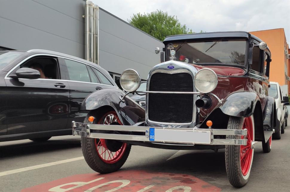 “O iubesc atât de mult încât îmi doresc să rămână în familie!”. Fotografii de la inspectorii RAR cu o mașină de aproape 100 de ani 784244