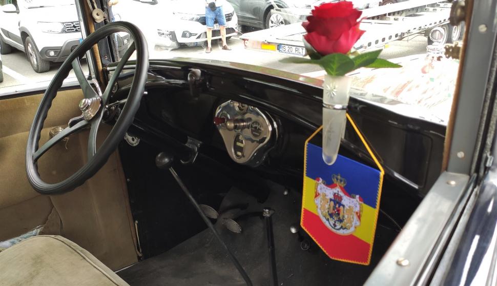 “O iubesc atât de mult încât îmi doresc să rămână în familie!”. Fotografii de la inspectorii RAR cu o mașină de aproape 100 de ani 784245