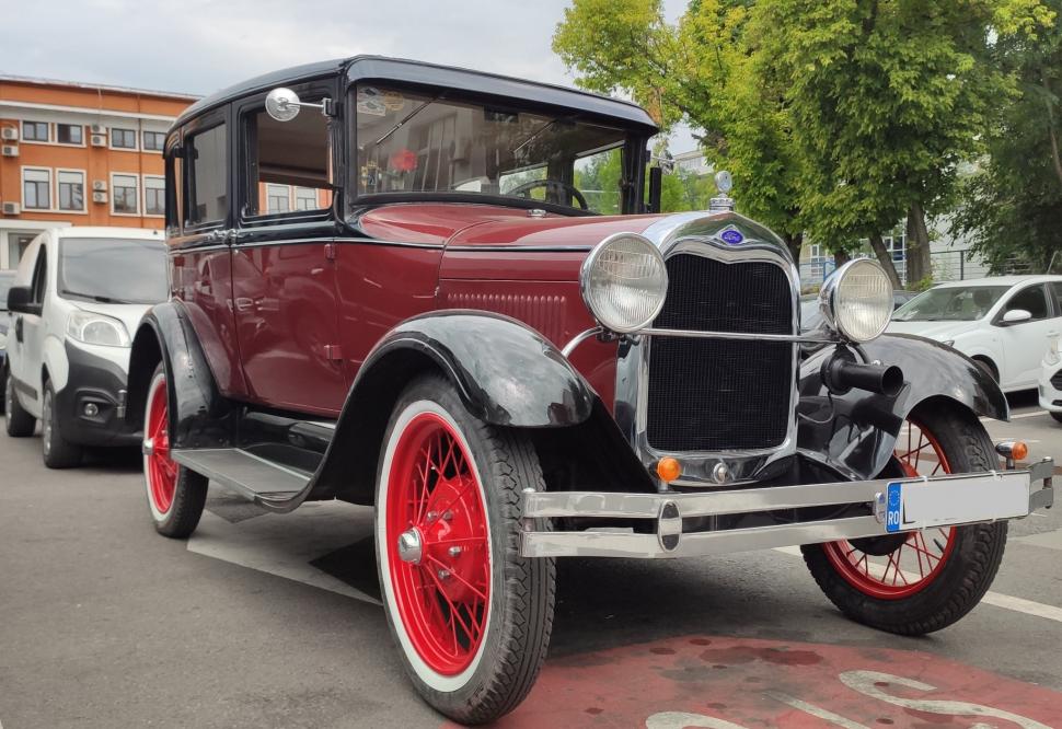 “O iubesc atât de mult încât îmi doresc să rămână în familie!”. Fotografii de la inspectorii RAR cu o mașină de aproape 100 de ani 784248