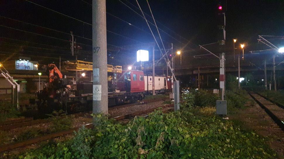 Locomotiva unui tren de călători a luat foc în Gara de Sud din Ploiești. Incendiu cu flacără deschisă și degajare mare de fum 784281