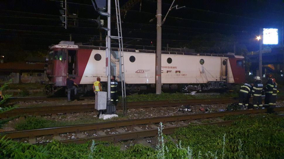 Locomotiva unui tren de călători a luat foc în Gara de Sud din Ploiești. Incendiu cu flacără deschisă și degajare mare de fum 784282