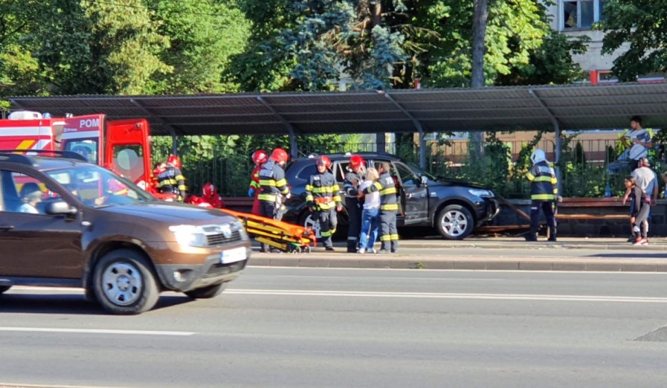 O mașină a intrat într-o stație de autobuz din Baia Mare: Trei victime, una este resuscitată