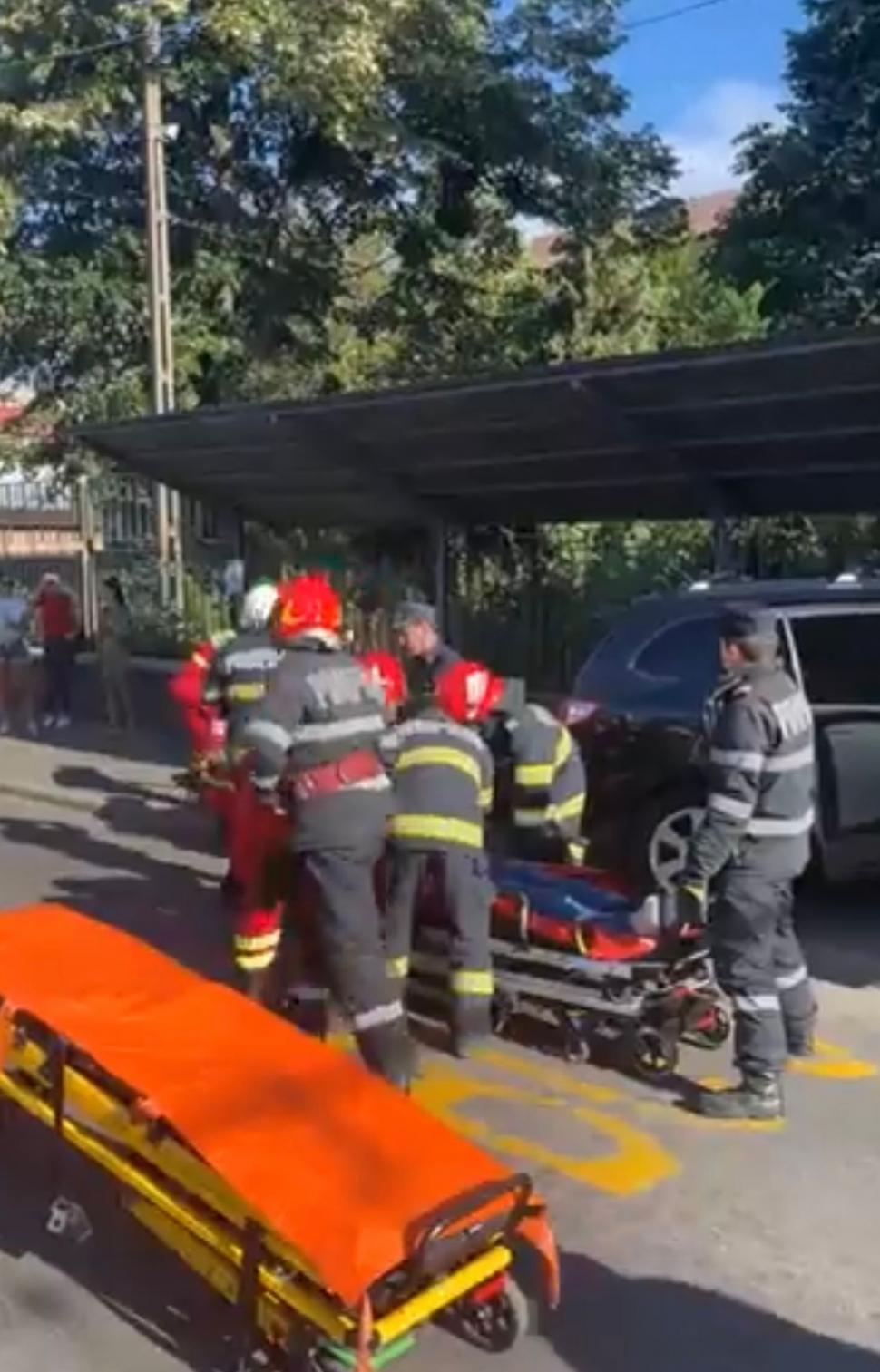 O mașină a intrat într-o stație de autobuz din Baia Mare: Trei victime, una este resuscitată 784256