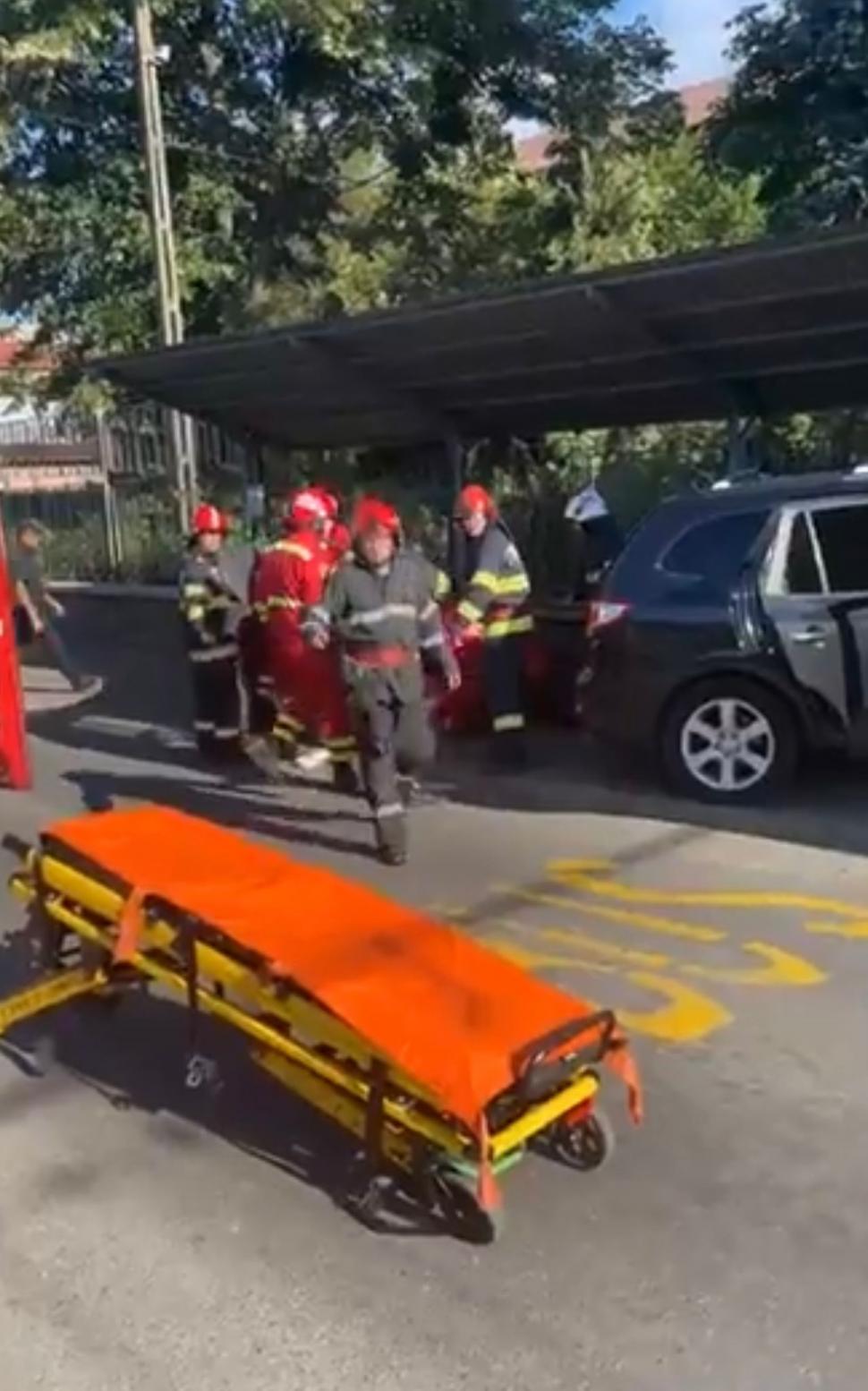 O mașină a intrat într-o stație de autobuz din Baia Mare: Trei victime, una este resuscitată 784257