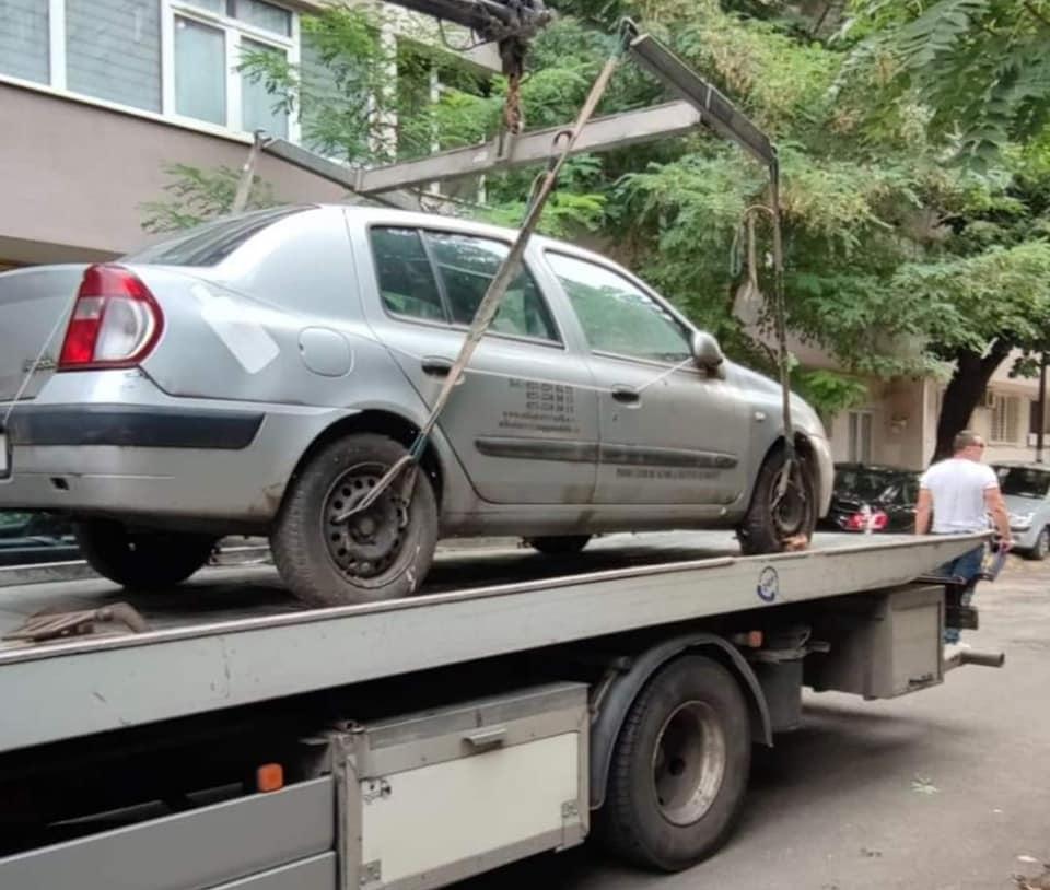 Primăria Sectorului 6 a început curățarea străzilor de rable. Ce trebuie să ştie proprietarii care vor să îşi recupereze maşinile abandonate 784292