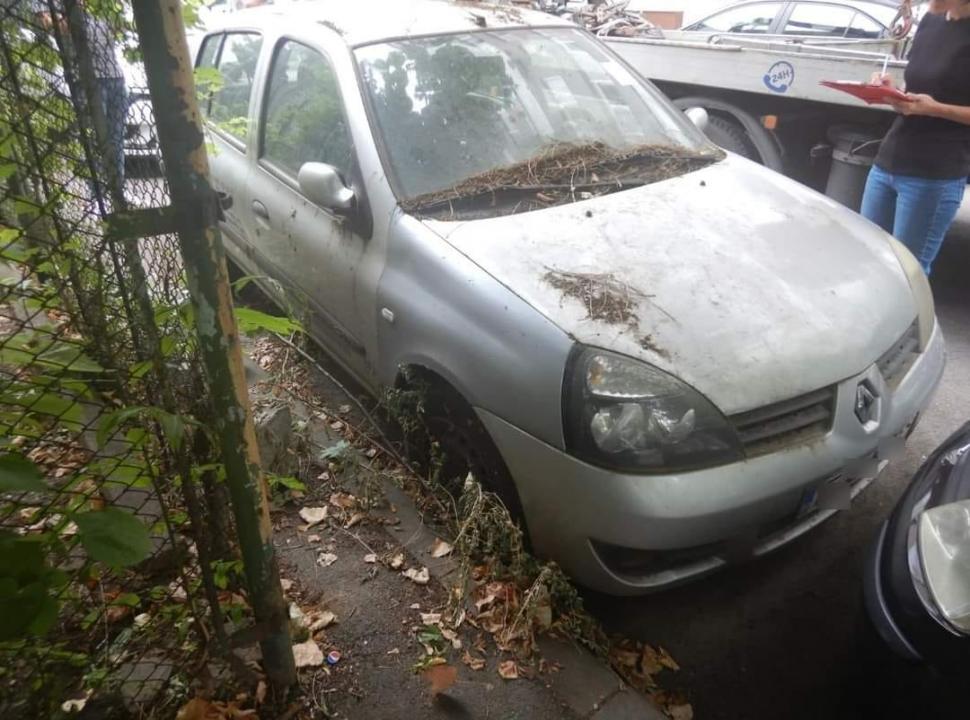 Primăria Sectorului 6 a început curățarea străzilor de rable. Ce trebuie să ştie proprietarii care vor să îşi recupereze maşinile abandonate 784293
