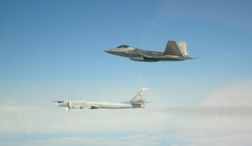 Armata SUA a ridicat două aparate F-22 pentru a intercepta o aeronavă rusă lângă Alaska