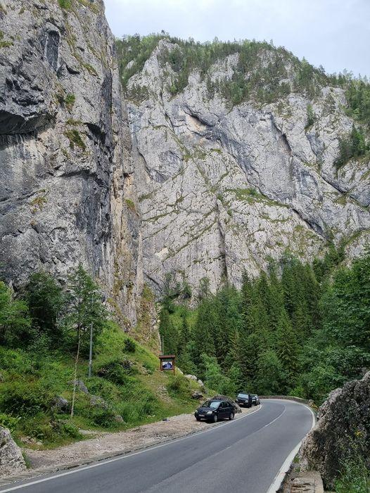 Turist accidentat în Cheile Bicazului, după ce o bucată de stâncă s-a desprins şi a căzut peste el 784235