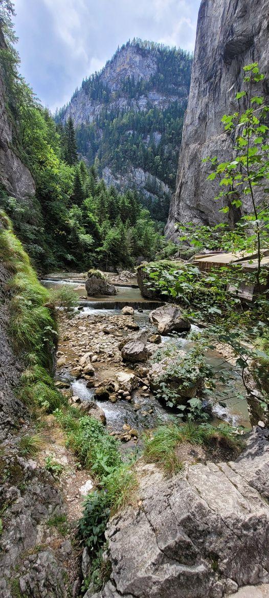 Turist accidentat în Cheile Bicazului, după ce o bucată de stâncă s-a desprins şi a căzut peste el 784237