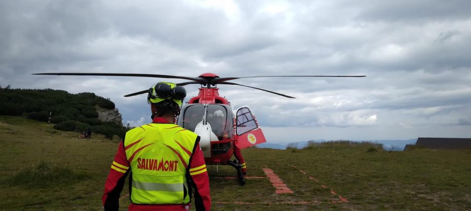 Turist accidentat în Cheile Bicazului, după ce o bucată de stâncă s-a desprins şi a căzut peste el 784238