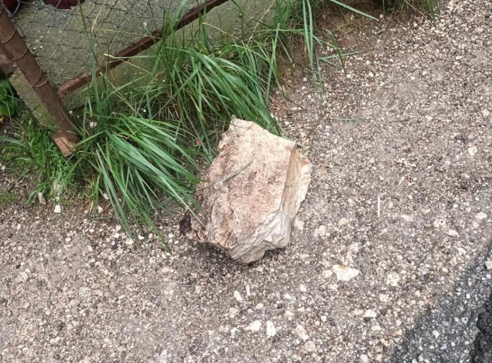 Turist accidentat în Cheile Bicazului, după ce o bucată de stâncă s-a desprins şi a căzut peste el 784239