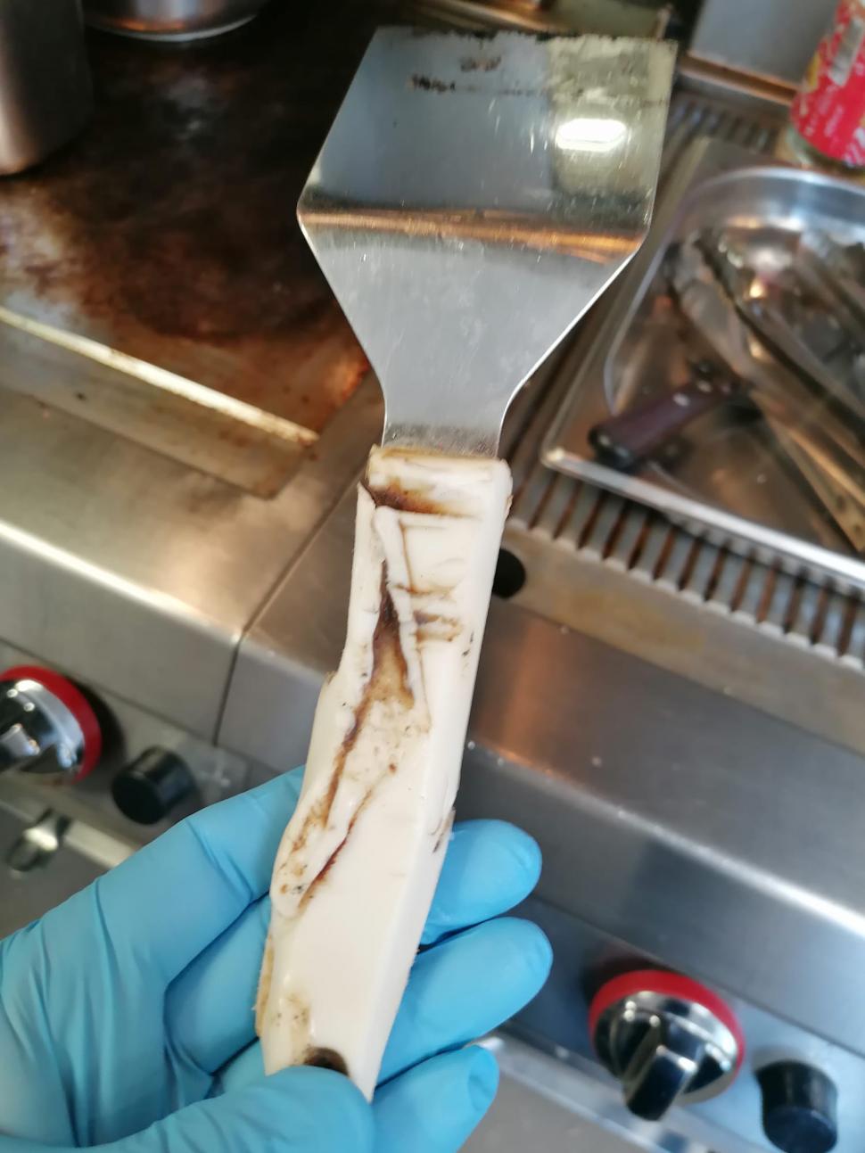 100 kg de produse alimentare expirate, retrase de la vânzare, în Sinaia şi Predeal 784449