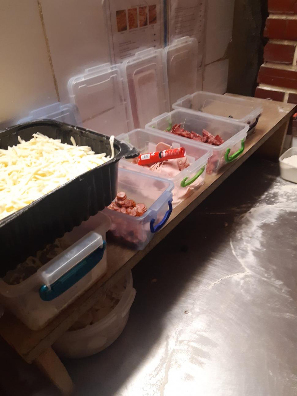 100 kg de produse alimentare expirate, retrase de la vânzare, în Sinaia şi Predeal 784462