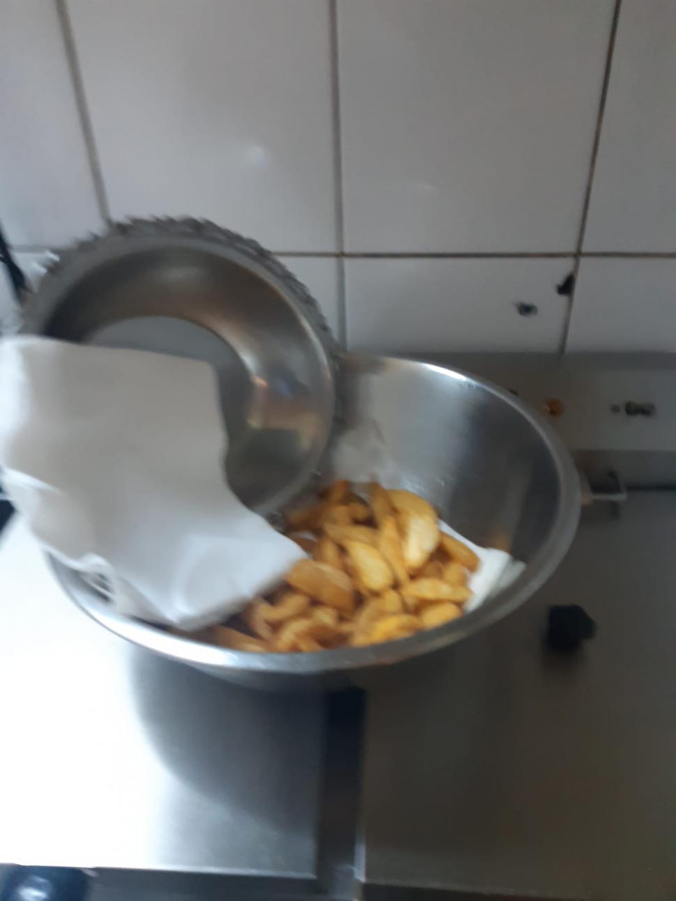 100 kg de produse alimentare expirate, retrase de la vânzare, în Sinaia şi Predeal 784463