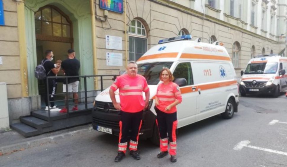 Un ambulanțier din Sibiu a sărit în flăcări pentru pacient, la un incendiu în Cisnădie: "Era fata victimei în stradă, plângea, striga la noi să o ajutăm"