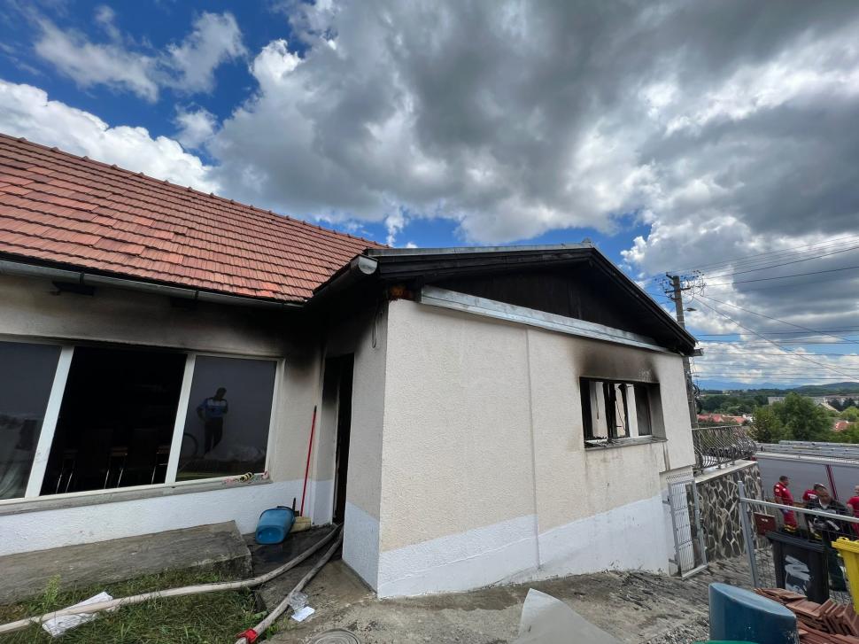 Un ambulanțier din Sibiu a sărit în flăcări pentru pacient, la un incendiu în Cisnădie: "Era fata victimei în stradă, plângea, striga la noi să o ajutăm" 784503