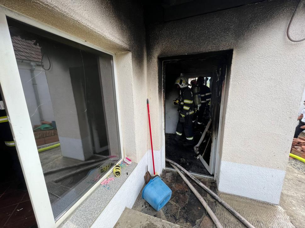 Un ambulanțier din Sibiu a sărit în flăcări pentru pacient, la un incendiu în Cisnădie: "Era fata victimei în stradă, plângea, striga la noi să o ajutăm" 784504