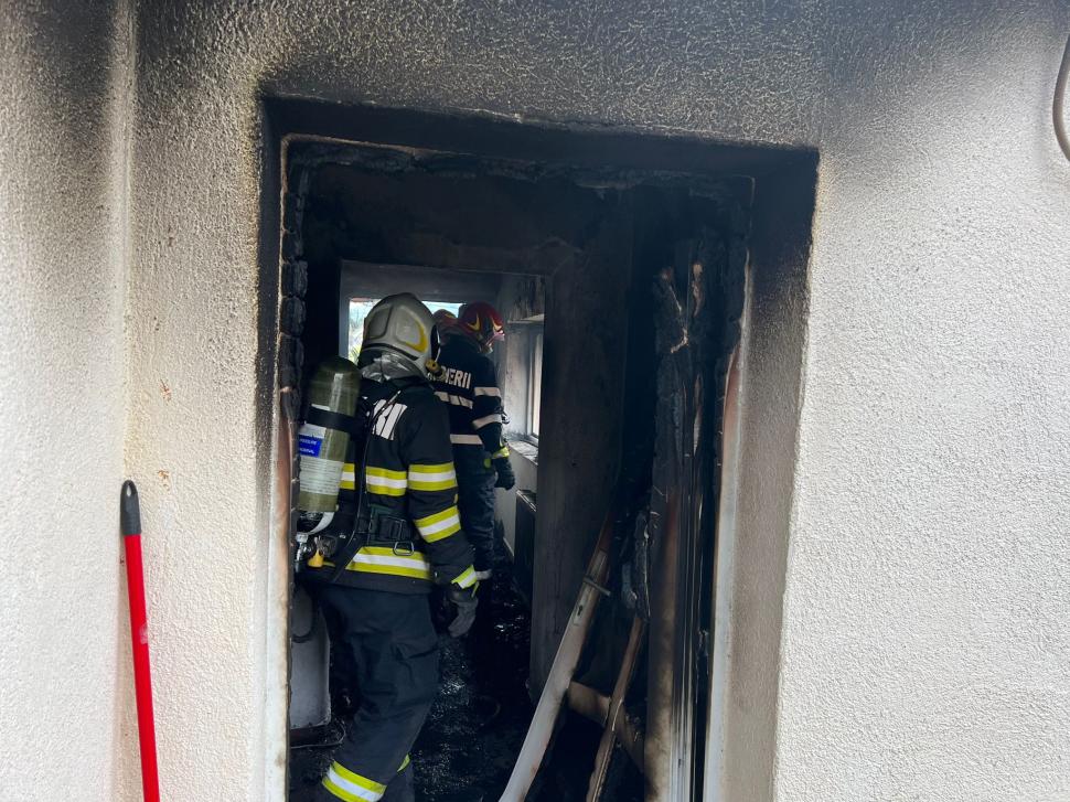Un ambulanțier din Sibiu a sărit în flăcări pentru pacient, la un incendiu în Cisnădie: "Era fata victimei în stradă, plângea, striga la noi să o ajutăm" 784505