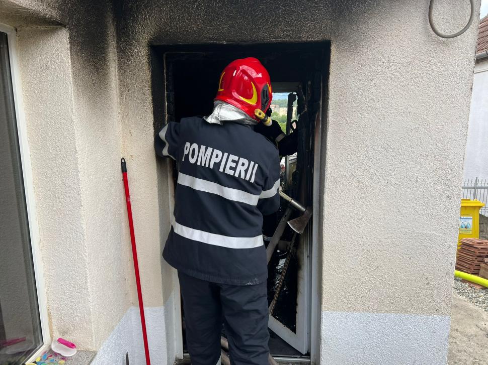 Un ambulanțier din Sibiu a sărit în flăcări pentru pacient, la un incendiu în Cisnădie: "Era fata victimei în stradă, plângea, striga la noi să o ajutăm" 784511