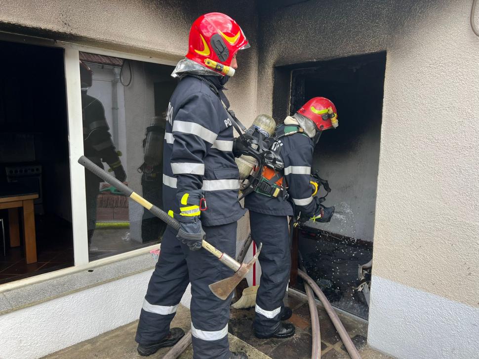 Un ambulanțier din Sibiu a sărit în flăcări pentru pacient, la un incendiu în Cisnădie: "Era fata victimei în stradă, plângea, striga la noi să o ajutăm" 784512