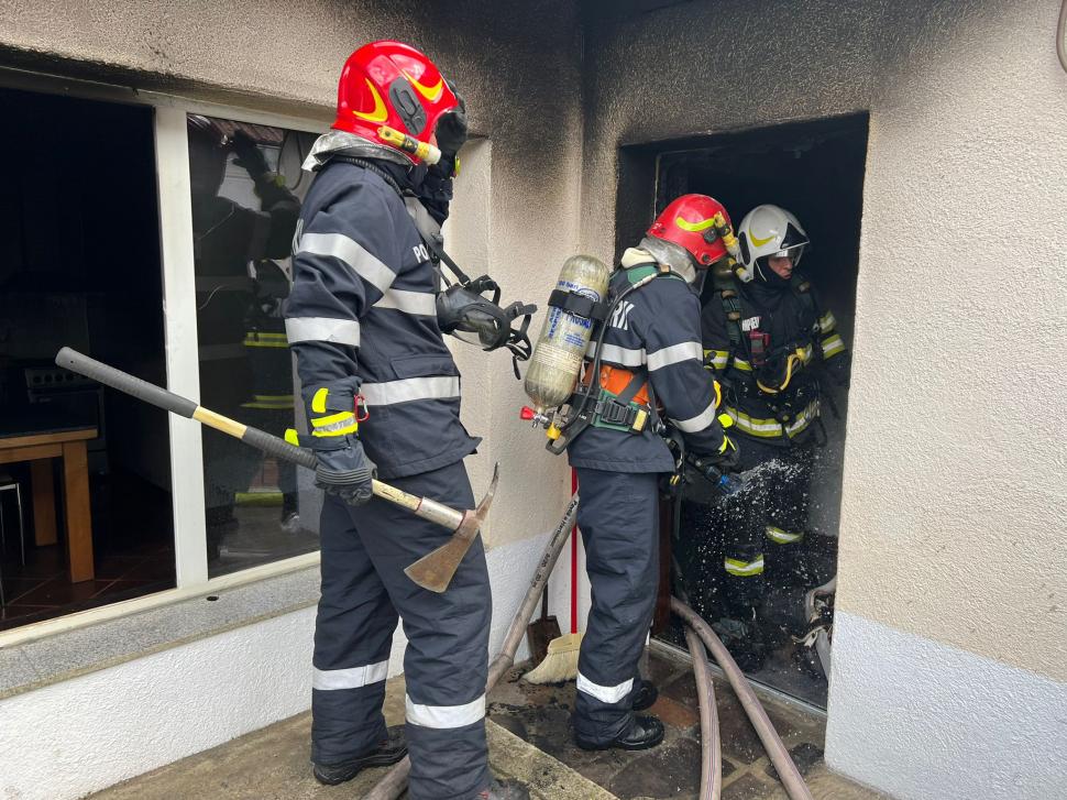 Un ambulanțier din Sibiu a sărit în flăcări pentru pacient, la un incendiu în Cisnădie: "Era fata victimei în stradă, plângea, striga la noi să o ajutăm" 784513