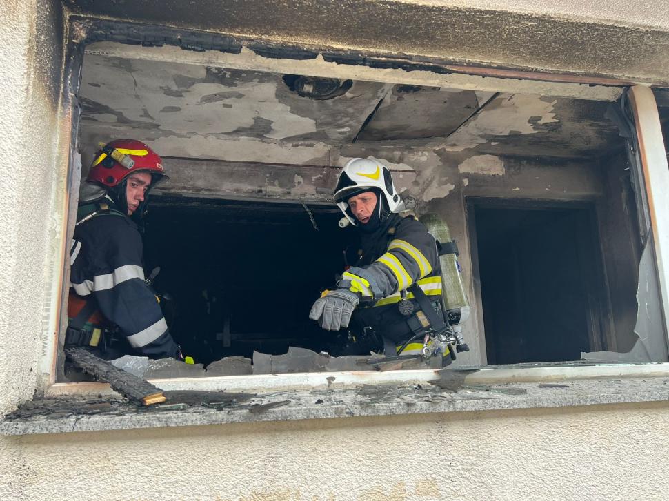 Un ambulanțier din Sibiu a sărit în flăcări pentru pacient, la un incendiu în Cisnădie: "Era fata victimei în stradă, plângea, striga la noi să o ajutăm" 784515