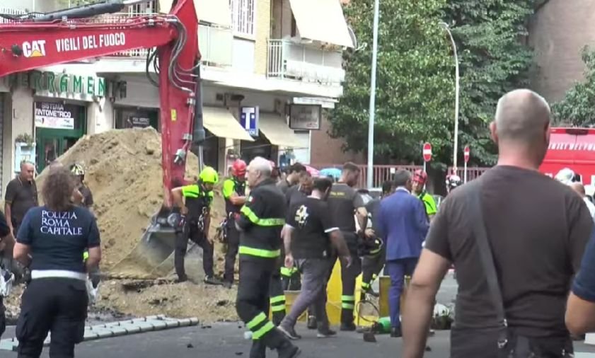 "Ajutați-mă, scoateți-mă de aici". Bărbat îngropat de viu în Italia în timp ce săpa un tunel pentru a jefui o bancă