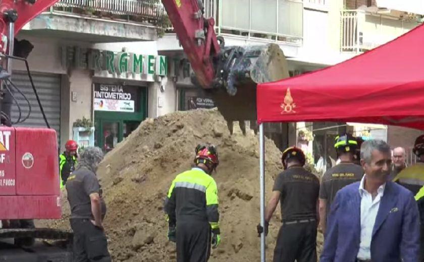 "Ajutați-mă, scoateți-mă de aici". Bărbat îngropat de viu în Italia în timp ce săpa un tunel pentru a jefui o bancă 784496