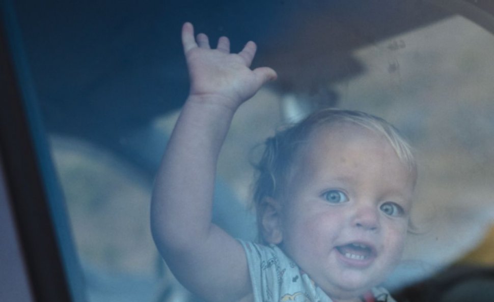 Un bebeluș de 8 luni a rămas blocat în mașină, în Harghita. Părinţii au sunat la 112