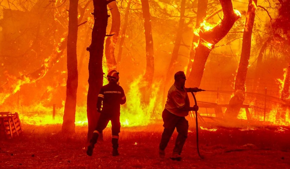 Incendii Grecia. Turist român: "Ne evacuează, dacă e mai rău. Focul se stinge un pic, apoi se reaprinde"