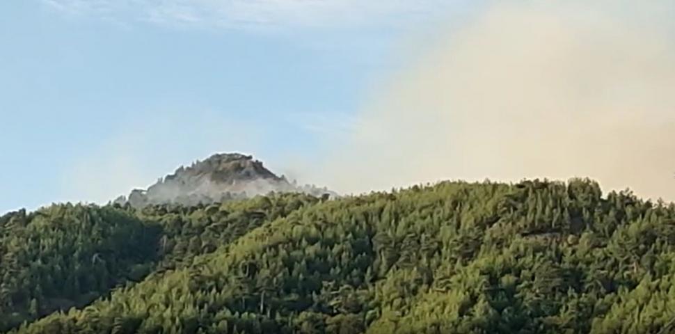 Incendiu în insula Thassos: Sute de pompieri, şase avioane şi şase elicoptere intervin pentru stingerea flăcărilor 784316